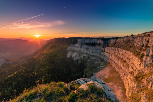 nascer do sol em creux du van, famosa encosta rochosa, desfiladeiro, perto de neuchâtel e jura, suíça - dramatic sky famous place canyon majestic - fotografias e filmes do acervo