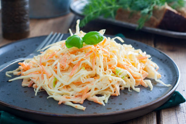 ensalada cole lenta con repollo blanco y zanahorias, enfoque selectivo - cabbage close up food fork fotografías e imágenes de stock