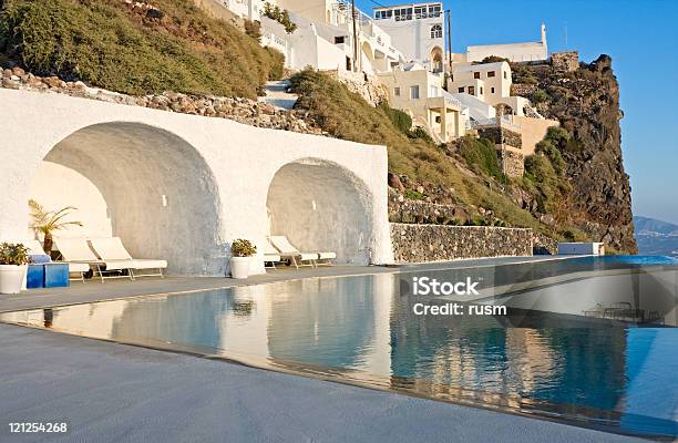 Piscina Santorini Foto de stock y más banco de imágenes de Hotel - Hotel, Piscina, Santorini