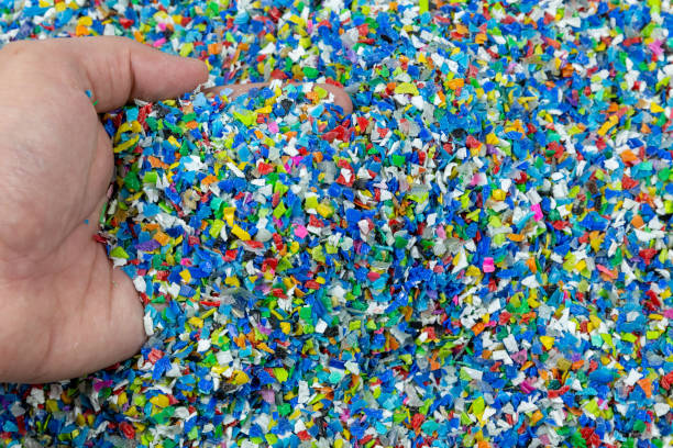 close-up de grânulos de polímero plástico. por mão pelotas de polímero. plástico polímero. polímero composto. - granulate - fotografias e filmes do acervo