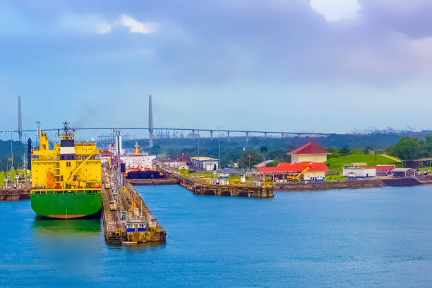 panama canal, panama - december 7, 2019: hapag-lloyd cargo ship entering the miraflores locks in the panama canal - panama canal panama global finance container ship imagens e fotografias de stock