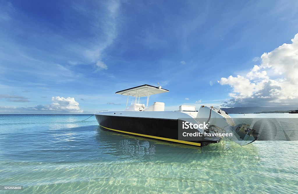 Schöner Strand mit Motorboot - Lizenzfrei Meer Stock-Foto