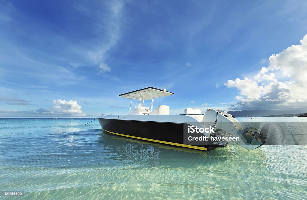 Belle plage avec bateau à moteur - Photo de Bateau à moteur libre de droits