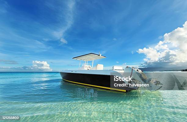 Bela Praia Com Barco A Motor - Fotografias de stock e mais imagens de Azul Turquesa - Azul Turquesa, Barco a Motor - Embarcação de Lazer, Mar