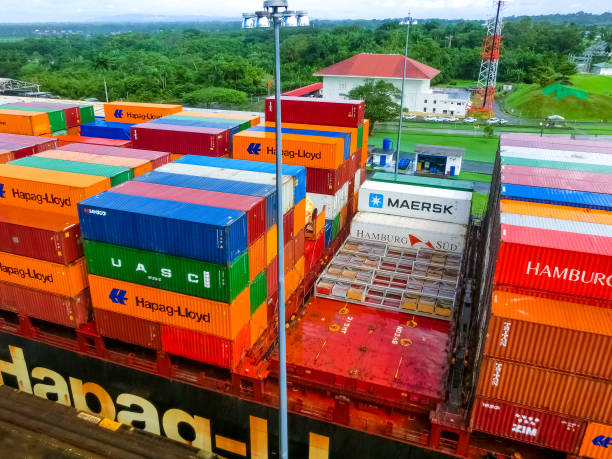 hapag-lloyd cargo ship entering the miraflores locks in the panama canal - panama canal panama global finance container ship imagens e fotografias de stock