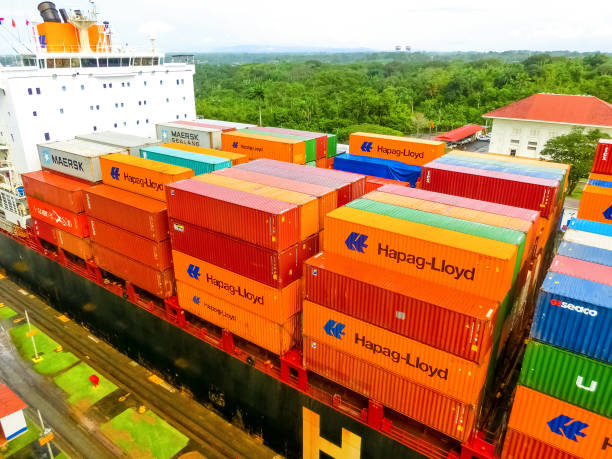 hapag-lloyd cargo ship entering the miraflores locks in the panama canal - panama canal panama global finance container ship imagens e fotografias de stock