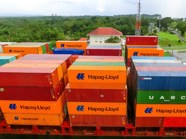 hapag-lloyd cargo ship entering the miraflores locks in the panama canal - panama canal panama global finance container ship imagens e fotografias de stock