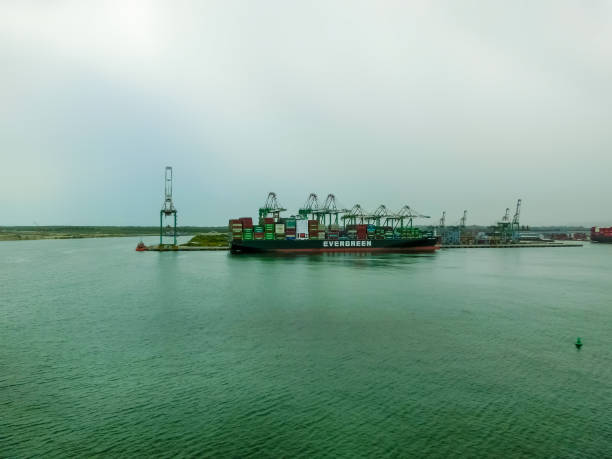 evergreen container ship with full of cargo docked in port - panama canal panama global finance container ship imagens e fotografias de stock