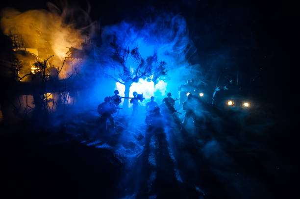 concepto de guerra. escena de batalla en el fondo del cielo de niebla de guerra, siluetas de lucha por debajo del horizonte nublado por la noche. - car individuality military 4x4 fotografías e imágenes de stock