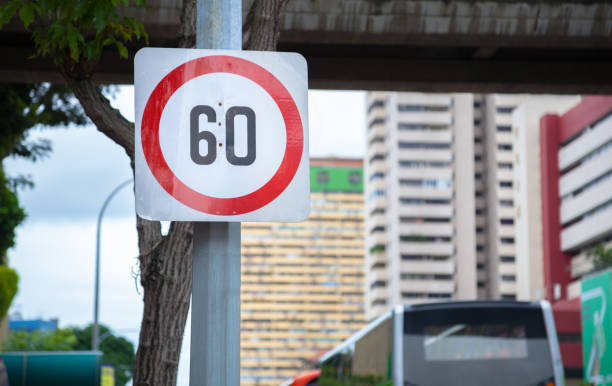 Metal Plate Traffic Sign: Speed limit 60 sign is usually shown as black number in red circle on white rectangular background. It is maximum speed applicable on any road expressed as km or mile per hr señal de tráfico de placa súbase de metal: el límite de velocidad 60 signo se muestra generalmente como número negro en círculo rojo sobre fondo rectangular blanco. es la velocidad máxima aplicable en cualquier carretera expresada como km o milla po