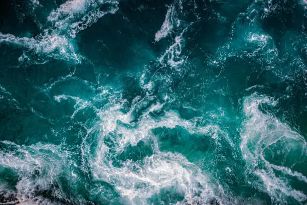 Photo of Waves of water of the river and the sea meet each other during high tide and low tide