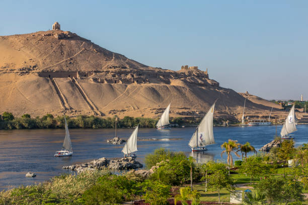 tumbas de la montaña de los nobles en asuán egipto - felucca boat fotografías e imágenes de stock