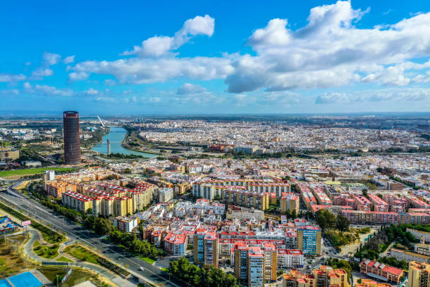 sevilla andaluzia espanha. tiro panorama do drone aéreo - seville sevilla santa cruz city - fotografias e filmes do acervo