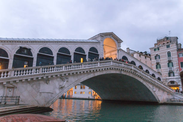 Ponte di Rialto sul Canal Grande - foto stock