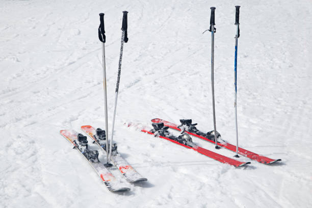 skiausrüstung auf schnee - apres ski snow mountain loneliness stock-fotos und bilder