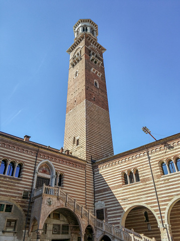 Parish church of the town, it was built in the 12th century, after the earthquake of 1706, it was built again, however maintaining the 14th century bell tower