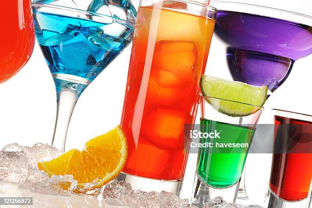 Closeup De Cocktails Tropicais - Fotografias de stock e mais imagens de Cocktail - Cocktail, Copo Pequeno para Bebida Alcoólica, Roxo