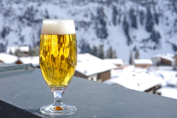 kaltes bier im winter - apres ski ski restaurant mountain stock-fotos und bilder