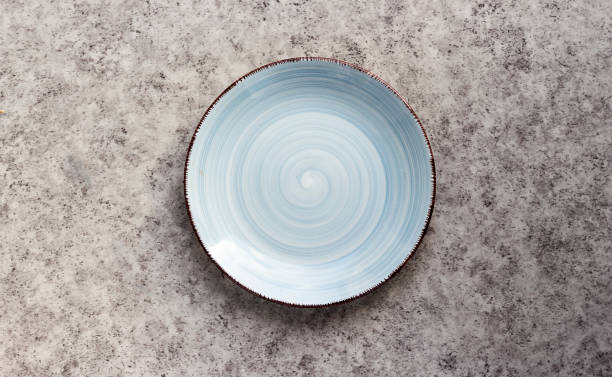 plaques bleues en céramique vides sur un fond gris. - plate empty blue dishware photos et images de collection