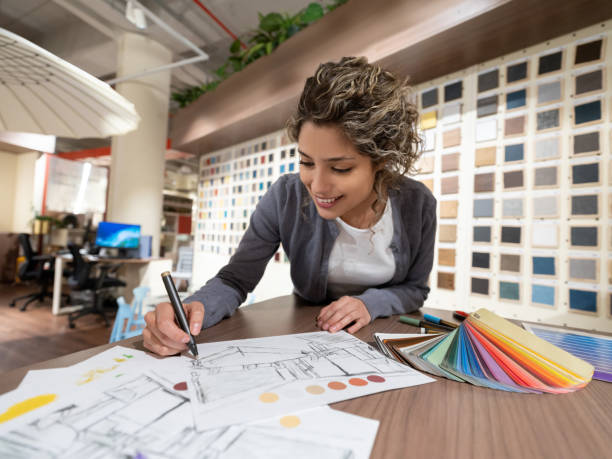 projektant wnętrz rysuje szkice podczas zakupów w sklepie meblowym - indoors blueprint smiling built structure zdjęcia i obrazy z banku zdjęć