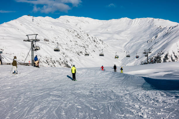 skifahren in der winterlandschaft - ski slope overhead cable car snow frost stock-fotos und bilder