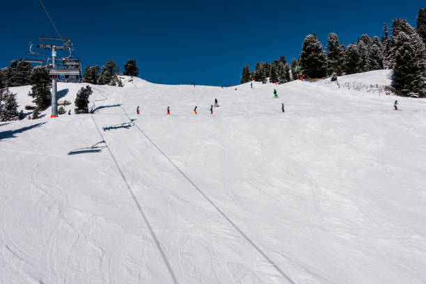 skifahren in der winterlandschaft - ski slope overhead cable car snow frost stock-fotos und bilder