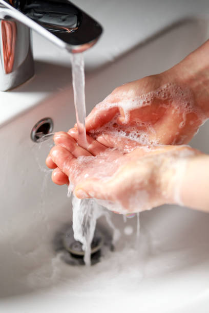 mujer lavarse las manos con jabón antibacteriano bajo el agua corriente - washing hands hygiene human hand faucet fotografías e imágenes de stock