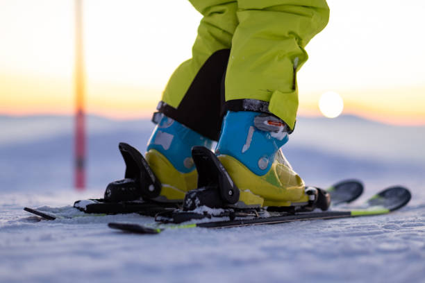 nahaufnahme der stiefel und bindungen - skiing point of view stock-fotos und bilder