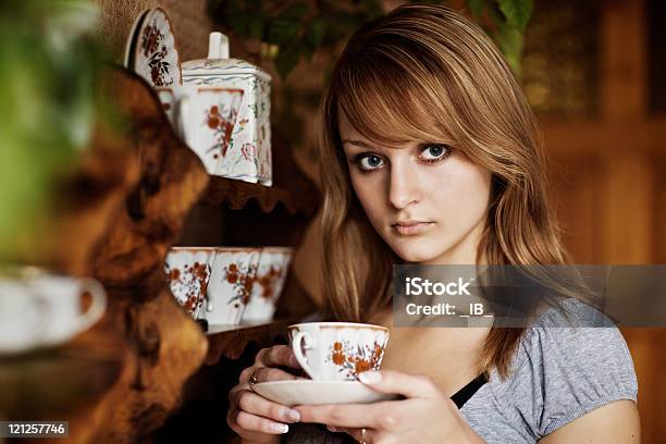 Linda Menina Na Cozinha Com Uma Chávena De Chá - Fotografias de stock e mais imagens de Adulto - Adulto, Autoconfiança, Beber