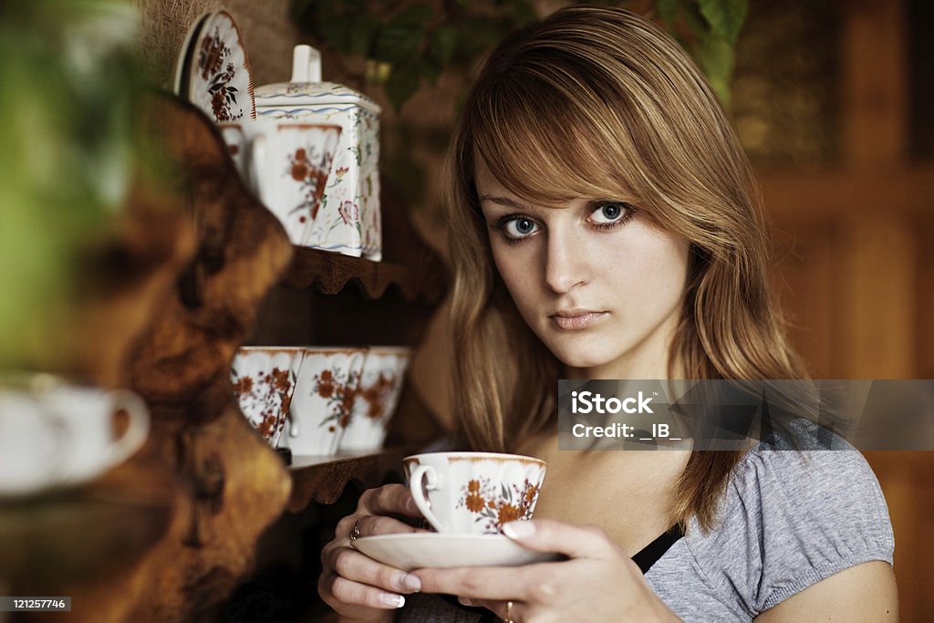 Красивая девушка на кухне с чашкой чая - Стоковые фото Белый роялти-фри
