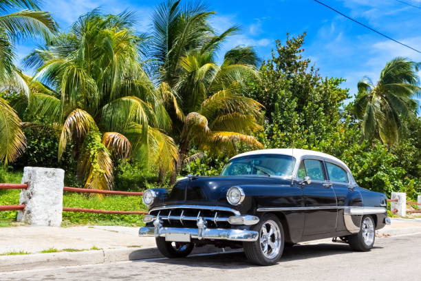 미국 블랙 1959 스포츠 쿠페 클래식 자동차 바라데로 쿠바 해변 근처 의 골목에 주차 - 세리에 쿠바 보고 - cuba usa vintage car car 뉴스 사진 이미지