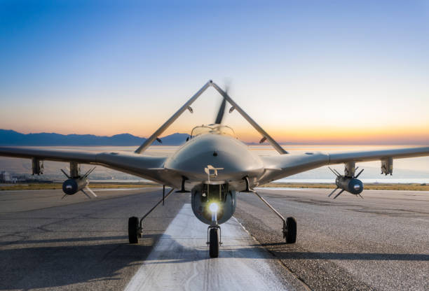 vehículo aéreo sin tripulación armado - military reconnaissance airplane fotografías e imágenes de stock