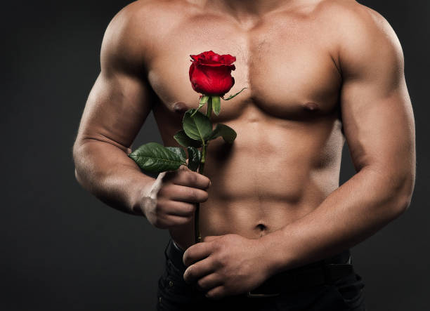 musculoso homem sem camisa torso com rose flower, sexy athletic boy naked body studio shot - shirtless strength sensuality black - fotografias e filmes do acervo