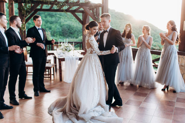 若者の最初のダンス。新郎新婦は彼らの最初のダンスを踊っています。 - weding gown ストックフォトと画像