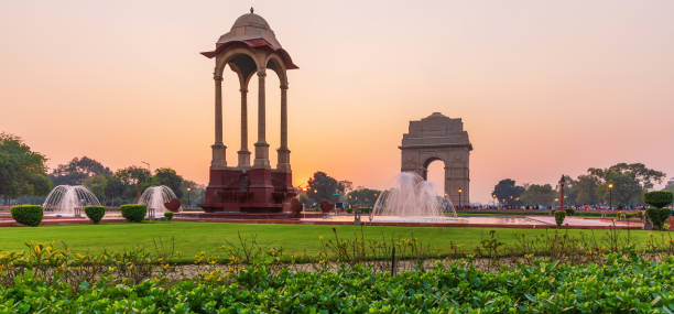 o canopy e o portão da índia, panorama do pôr do sol, nova dehli - new delhi india night government - fotografias e filmes do acervo