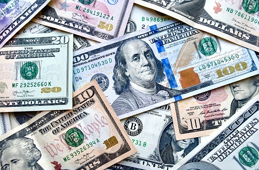 Moneda nacional de EE.UU., vista superior de los billetes mixtos de dólares estadounidenses photo