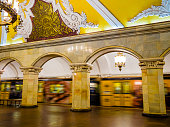russland-zug-vorbei-in-komsomolskaja-u-bahn-station-eine-der-attraktivsten-stalinistischen.jpg?b=1&s=170x170&k=20&c=qX_52zzzxo-10UX54zhrgu-Ohh4XZ5vDSI6pGd7ZGEA=