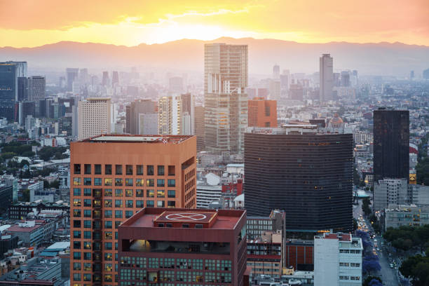 mexiko-stadt skyline bei sonnenuntergang - smog mexico mexico city air pollution stock-fotos und bilder