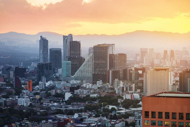 skyline de la ciudad de méxico al atardecer - smog mexico mexico city air pollution fotografías e imágenes de stock