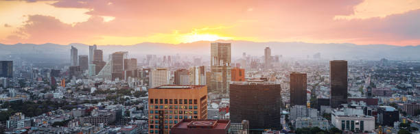 mexiko-stadt skyline bei sonnenuntergang - smog mexico mexico city air pollution stock-fotos und bilder