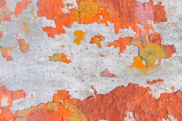 la vieille peinture à l’orange décolle du mur de béton. fond de texture rugueuse grunge de mur. - peeling paint wall white photos et images de collection