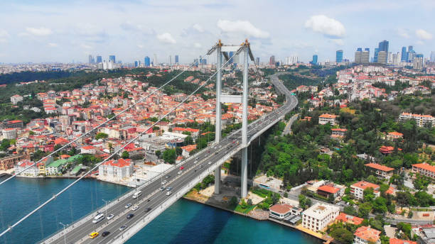 ponte em bósforo e istambul cityscape - aerial view bosphorus bridge bosphorus bridge - fotografias e filmes do acervo