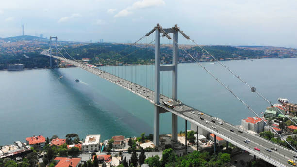 ponte em bósforo e istambul cityscape - aerial view bosphorus bridge bosphorus bridge - fotografias e filmes do acervo