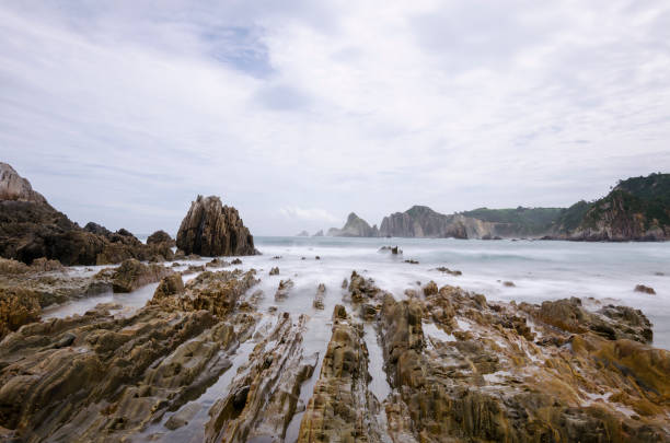 playa gueirua (asturias) una belleza natural - cudillero fotos fotografías e imágenes de stock