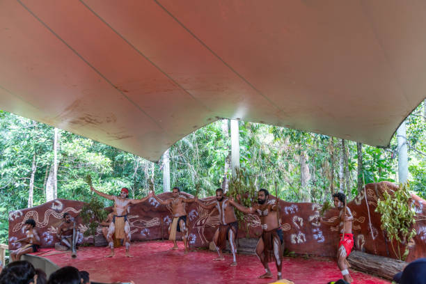 ator aborígene se apresenta no parque cultural tjapukai em kuranda, queensland, austrália. - aborigine didgeridoo indigenous culture australia - fotografias e filmes do acervo