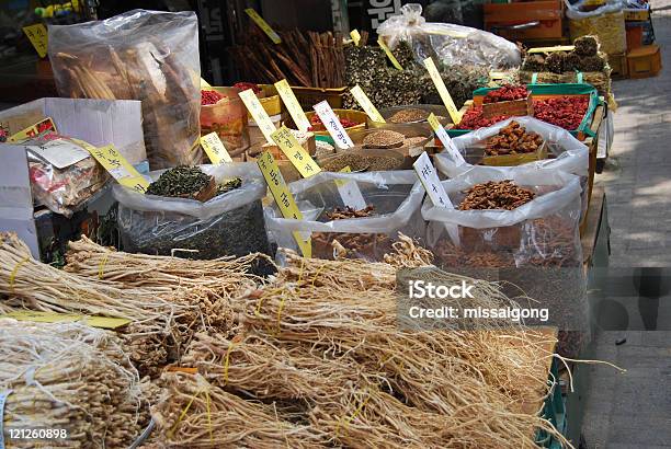 Mercado Oriental Das Instalações E Ervas Secas - Fotografias de stock e mais imagens de Alimentação Saudável - Alimentação Saudável, Ao Ar Livre, Asiático e indiano