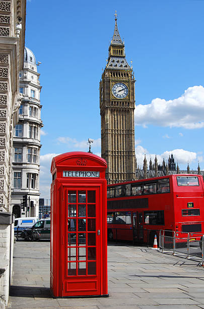 big ben, telefone e de autocarro de dois andares em londres - big ben london england uk double decker bus imagens e fotografias de stock