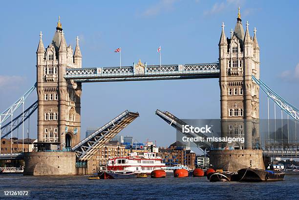 Tower Bridge Em Londres - Fotografias de stock e mais imagens de Aberto - Aberto, Abrir, Torre de Londres