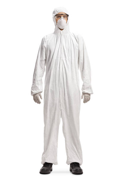 uomo con abito bianco hazmat e maschera - protective suit foto e immagini stock
