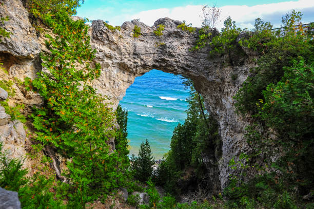 cenário da ilha mackinac no outono - straits of mackinac - fotografias e filmes do acervo